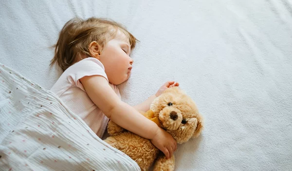 Είναι έτοιμο να κοιμηθεί μόνο του; 6 tips για να βοηθήσετε το παιδί να κοιμηθεί εύκολα