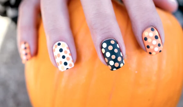 5 "τρομακτικά" σχέδια μανικιούρ που θα σε βάλουν σε Halloween mood