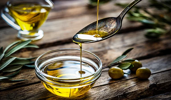 Είναι τελικά ωφέλιμο να πίνεις ένα σφηνάκι ελαιόλαδο κάθε πρωί;