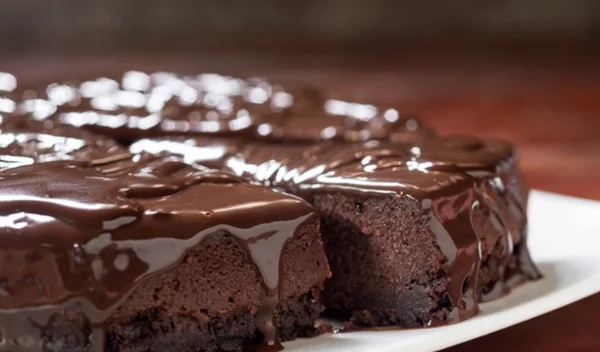 Σοκολατόπιτα με φουντούκια και ελάχιστη ζάχαρη έτοιμη σε 20 λεπτά