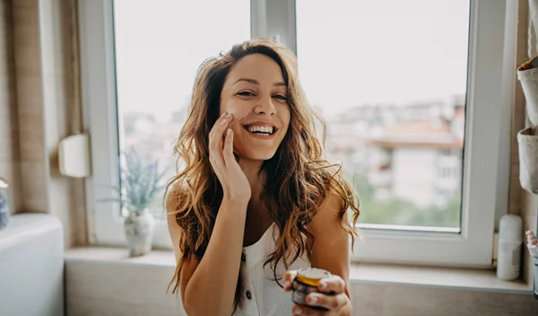 3 αντιγηραντικά συστατικά που πρέπει να ξεκινήσεις να χρησιμοποιείς από τα 20 σου