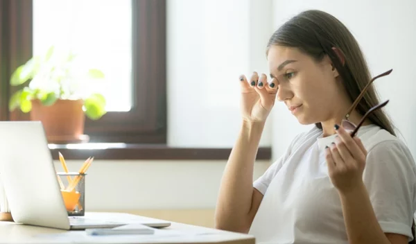 Πονοκέφαλος στην εμμηνόπαυση: Τι τον επιδεινώνει, πώς αντιμετωπίζεται, πότε να επικοινωνήσεις με το γιατρό