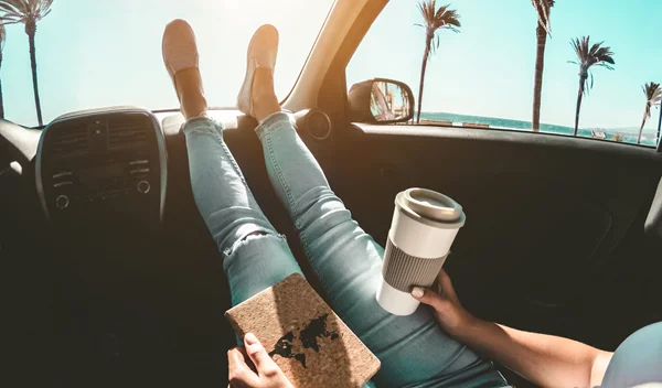 Είναι καλή ιδέα να πίνεις καφέ ενώ οδηγείς; Η επιστήμη απαντά