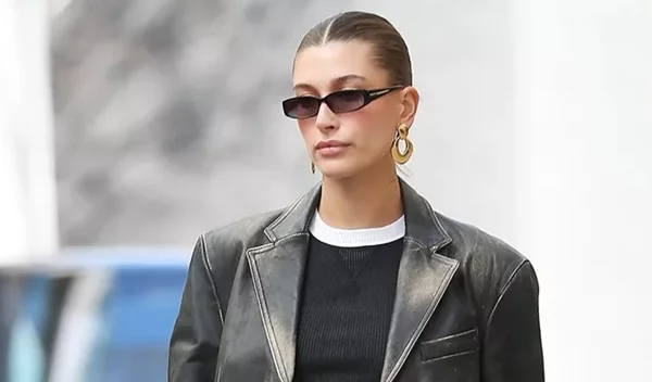 Το foundation-stick για blurring εφέ που χρησιμοποιεί και η Hailey Bieber έχει κάνει θραύση στα social media