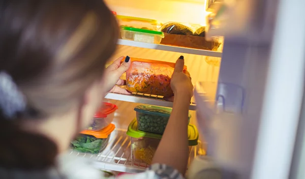 Μπορείς να βάλεις ζεστό φαγητό στο ψυγείο;