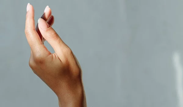 Αυτά είναι τα πιο κολακευτικά χρώματα νυχιών για μελαχρινές