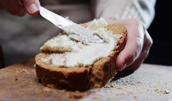 Πώς να φτιάξεις σπιτικό τυρί κρέμα με μόλις 2 υλικά