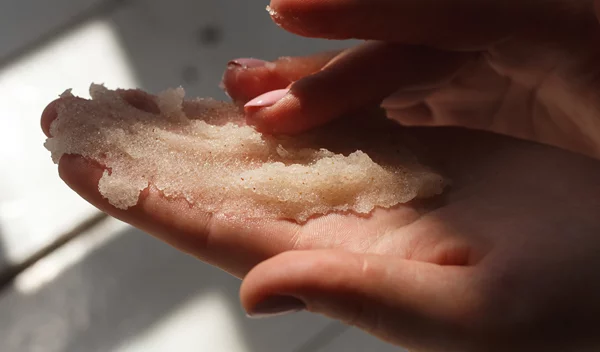 Πέντε body scrubs για απόλυτα απαλή επιδερμίδα