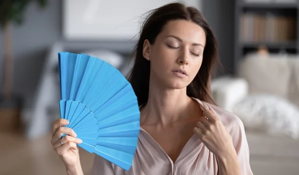 Εξάψεις στην εμμηνόπαυση: Έρευνα απαντά στο πόσο διαρκούν - και μας ξαφνιάζει