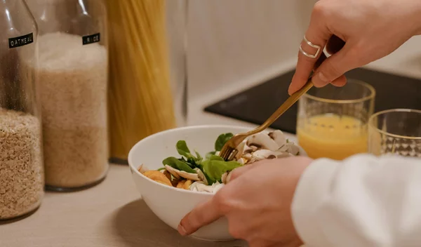 Γιατί η διαλειμματική νηστεία δεν είναι για μένα: Οι εναλλακτικές που προτιμώ για ισορροπημένη διατροφή