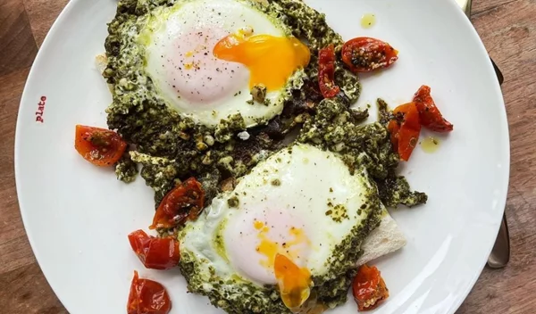 Pesto eggs: Πώς να φτιάξεις την τελευταία viral συνταγή του TikTok