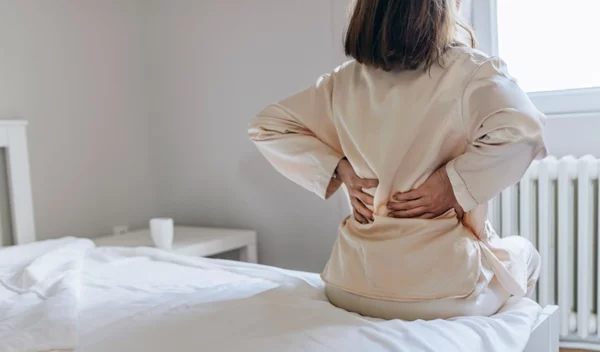 Πονάει η μέση σου το πρωί και "περνάει" μέσα στη μέρα; Τι μπορεί να σημαίνει;