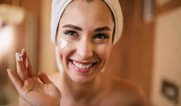 Αντηλιακό με χρώμα ή foundation με SPF;