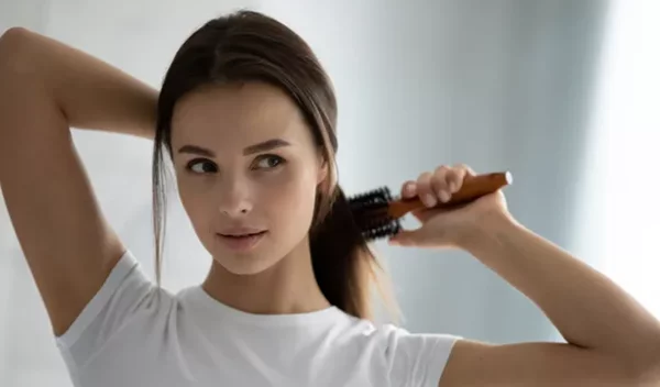 5 hairstyling λάθη που σε κάνουν να δείχνεις μεγαλύτερη από την ηλικία σου