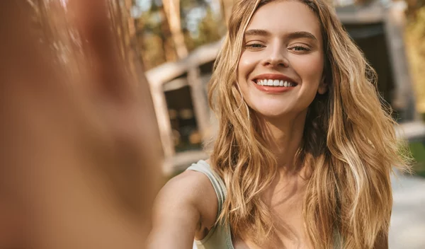 Βαμμένα ξανθά μαλλιά: Τα καλύτερα μοβ σαμπουάν για να τα αναδείξεις