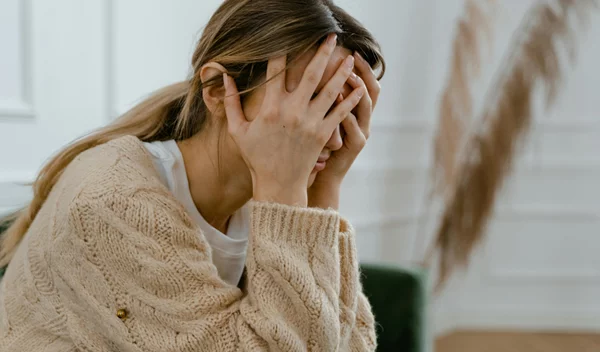 "Δεν το ’χω σήμερα": Η μικρή επανάσταση της παρουσίας απέναντι στο άγχος και το "πρέπει"