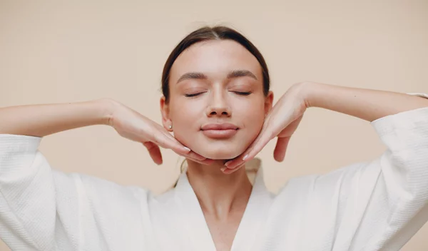 5 ασκήσεις γιόγκα προσώπου ιδανικές για τη λείανση των ρυτίδων