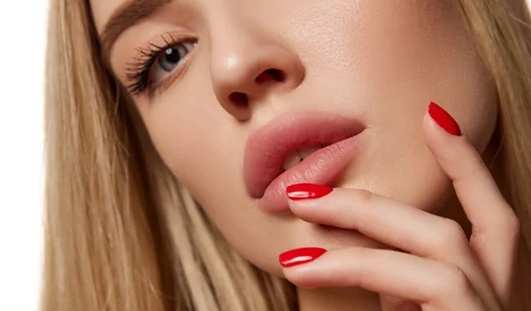 Αυτό το προϊόν λατρεύουν να εφαρμόζουν στα χείλη τους όλες οι ιέρειες της ομορφιάς τώρα