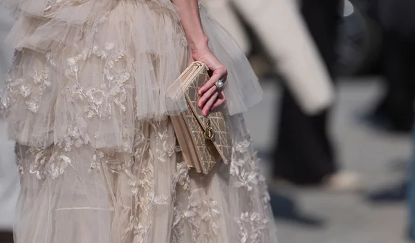 215% άνοδος στο Google: Το μανικιούρ-τάση των Χριστουγέννων 2025