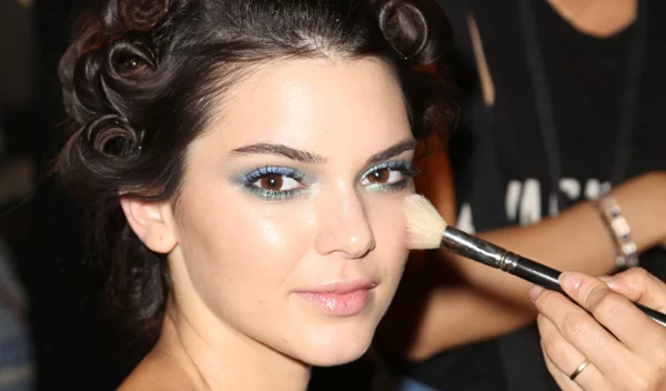 Πώς να κάνεις τα μάτια σου να φαίνονται μεγαλύτερα με μακιγιάζ