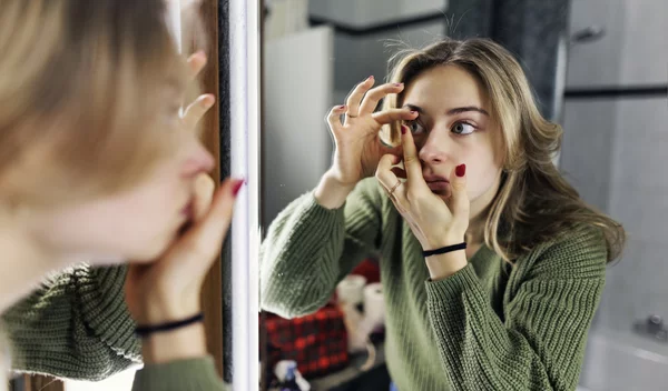 Ο σοβαρός λόγος που δεν πρέπει να φοράς φακούς επαφής στο μπάνιο