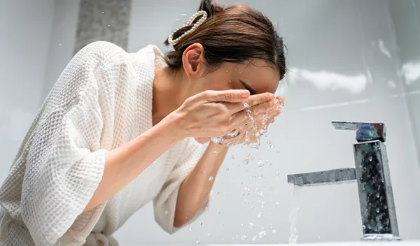 8 ενυδατικά καθαριστικά προσώπου που είναι ιδανικά για τους μήνες του χειμώνα