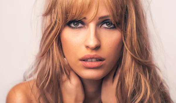 Curtain bangs τέλος: Αυτή είναι η νέα hot τάση που λαμβάνει τη θέση τους