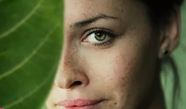 Μία επιδερμίδα. Ένας πλανήτης. Μία φροντίδα