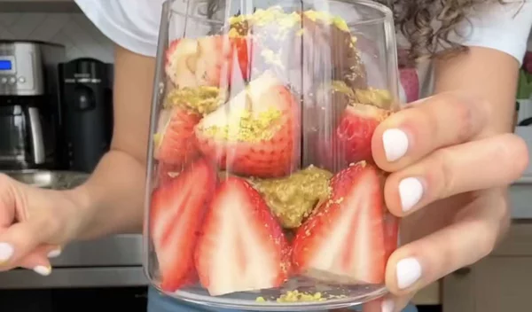 Το απόλυτο σοκολατένιο γλυκό ψυγείου: Λαχταριστή Dubai Chocolate με φράουλες σε ποτήρι