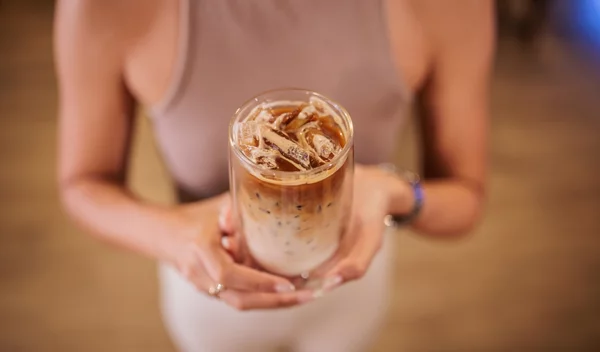 Καφεΐνη: Πόσο κρατάει στο σώμα και γιατί σε "ρίχνει" αντί να σε τονώσει