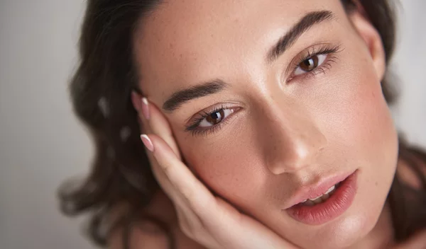 Οι 7 διαχρονικές συνήθειες ομορφιάς που σε κάνουν να δείχνεις νεότερη