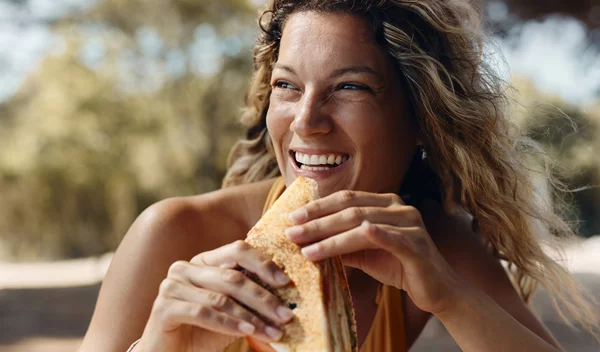 Τρως στη θάλασσα; 7 κανόνες για ασφαλές φαγητό στην παραλία