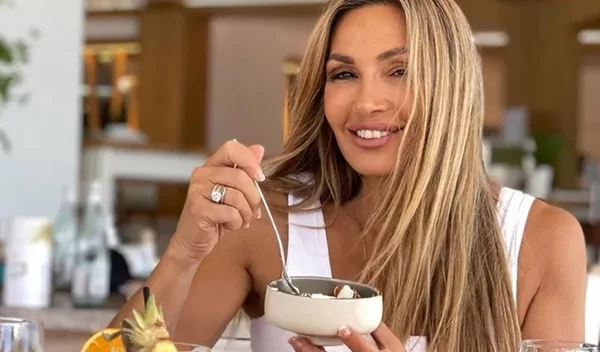 Η κρητική σαλάτα της Ελένης Πετρουλάκη είναι ένα ολοκληρωμένο γεύμα για τα lunch breaks σου