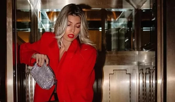 7+1 Ελληνίδες influencers προτείνουν τα ωραιότερα γιορτινά μανικιούρ