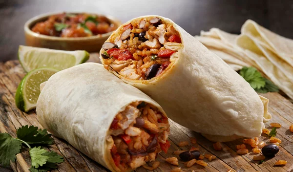 Πώς να τυλίγεις σωστά μία τορτίγια; Δύο τρόποι για να μην φεύγουν τα υλικά