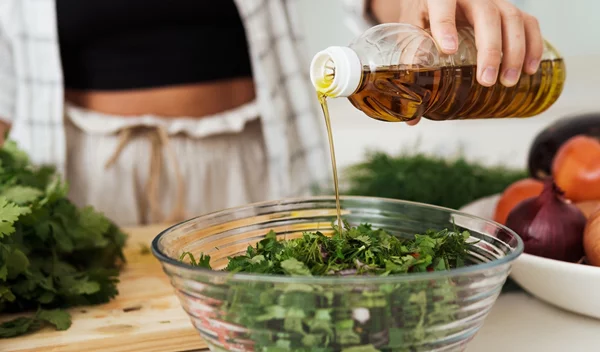 1 κουταλιά ελαιόλαδο κάθε μέρα: 7 λόγοι για να υιοθετήσεις αυτή τη συνήθεια