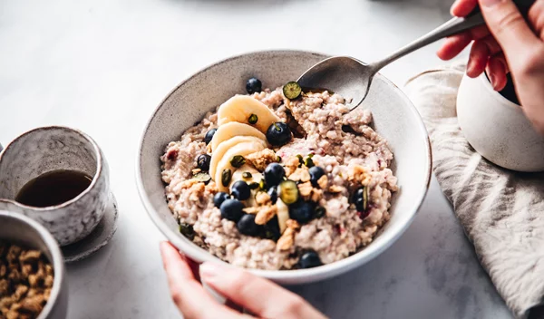 Έξι λόγοι που πρέπει να εντάξεις τη βρώμη στο πρωινό σου ASAP