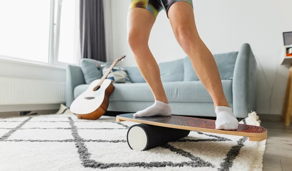 Μπάλες και σανίδες ισορροπίας: Πόσο περισσότερο γυμνάζουν τους μυς σου;