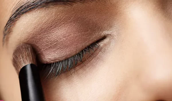 Έχεις καστανά μάτια; Ποια είναι τα χρώματα σκιών που σου ταιριάζουν άψογα