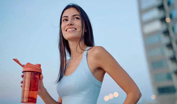 Protein water: Η τάση που υπόσχεται ενυδάτωση και γράμμωση - Τι λένε οι ειδικοί;