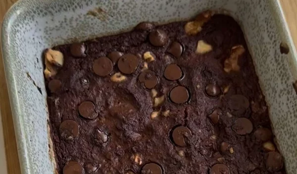 Φτιάξε το viral brownie του λεπτού με μόνο 4 υλικά!