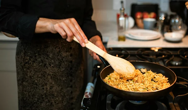 8 λάθη που μετατρέπουν το σπιτικό φαγητό σε ανθυγιεινό