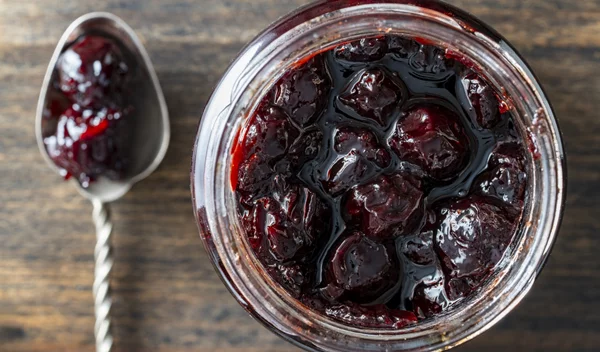 Το γλυκό που μυρίζει καλοκαίρι: Η παραδοσιακή συνταγή για γλυκό του κουταλιού βύσσινο