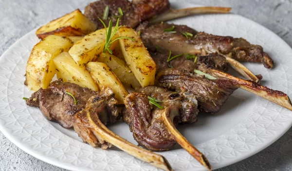 Αυγά, τσουρέκια, αρνί: Οι κανόνες για να μη γίνει το πασχαλινό τραπέζι εστία μόλυνσης