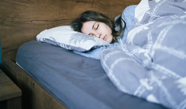 Μαγνήσιο, mouth-taping κ.α.: Ποιες νέες τάσεις ύπνου πραγματικά δουλεύουν;