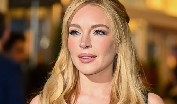 "Kid Hair Color": Η πιο hot τάση του '25 θέλει τα μαλλιά μας να αποκτούν το "παιδικό" τους χρώμα