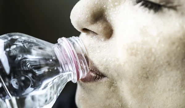 Πόσο νερό πρέπει να πίνω κατά τη διάρκεια του καύσωνα;