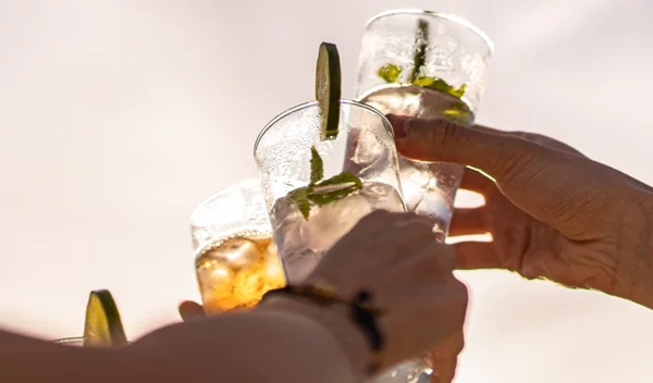 Σκέψου το: Πίνεις αλκοόλ "κοινωνικά" ή μήπως φλερτάρεις με τη… γκρίζα ζώνη;