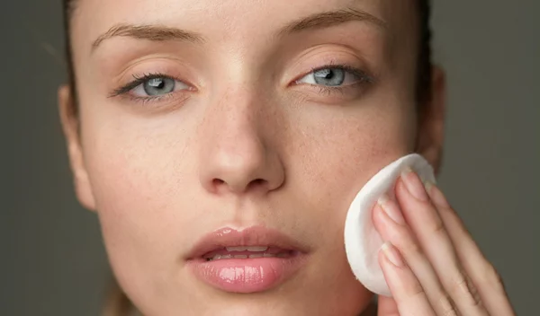 5 καθημερινές συνήθειες που αφαιρούν τη λάμψη από την επιδερμίδα σου