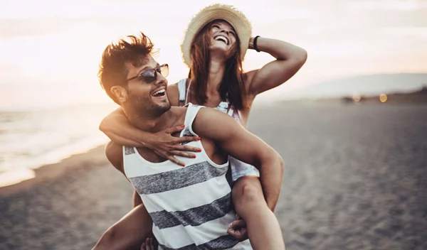 Ποια είναι η πιο ελκυστική ηλικία για τους άνδρες και ποια για τις γυναίκες;